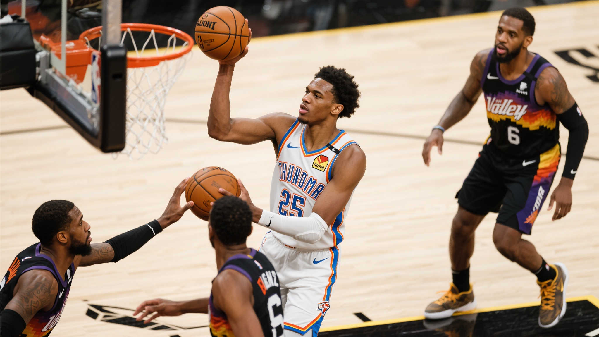 SGA全票赢得FMVP,首夺队史冠军!NBA连续7年新王诞生,有望签4年2.9亿大合同 在总决赛里,面对天赋卓绝且经验丰富的对手,SGA以